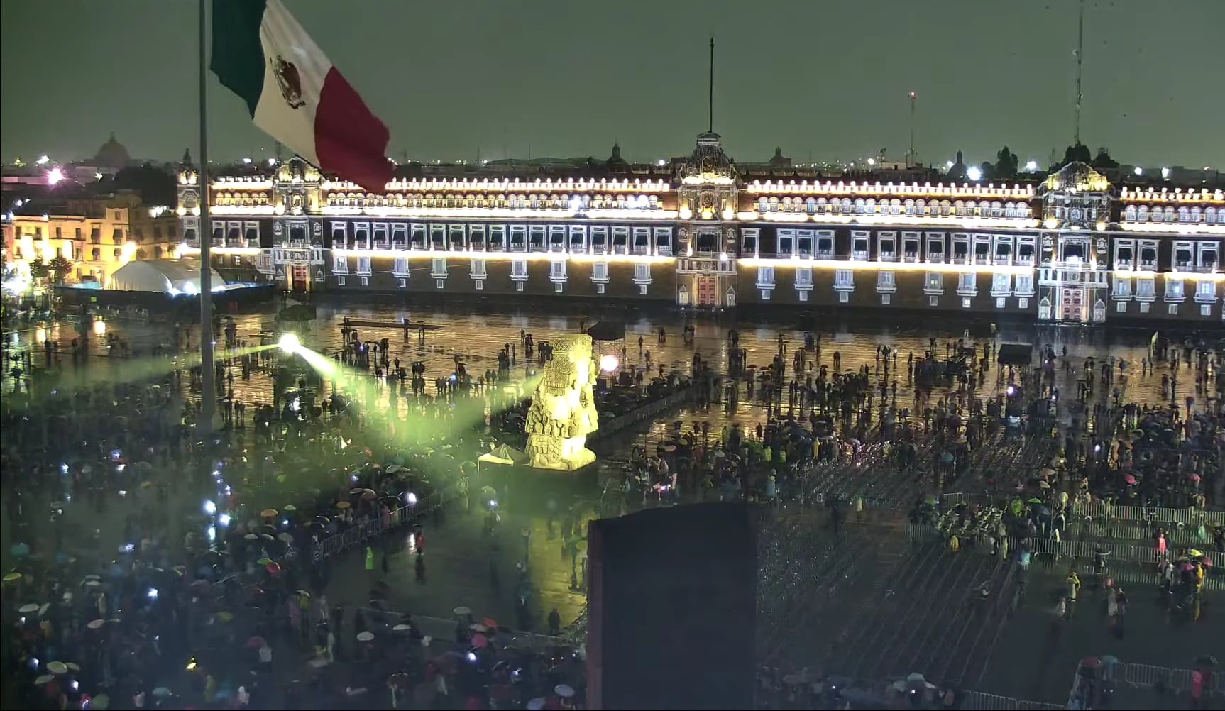 Memoria Luminosa en Zócalo CDMX: Ni la lluvia paró el espectáculo de luces por los 700 años de México-Tenochtitlán