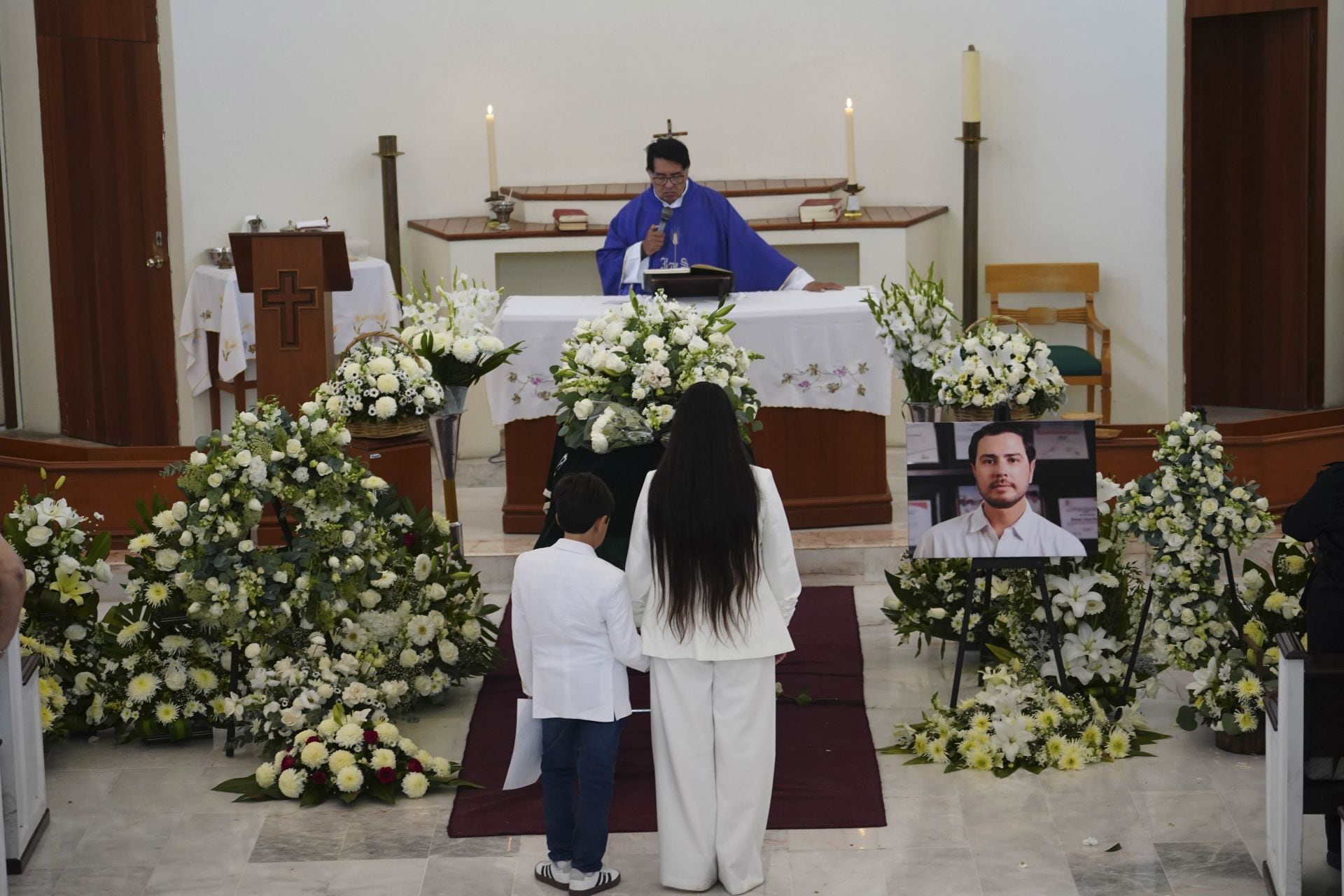 Amelí Gissel Navarro Lepe y su hijo en el funeral de Bernardo Bravo