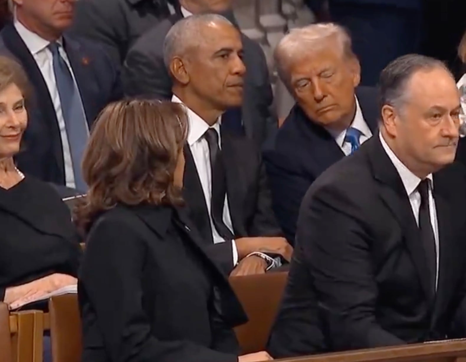 Kamala Harris ve a Donald Trump y a Barack Obama platicar durante funeral de Jimmy Carter