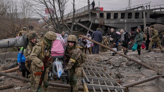 Soldados recatando heridos tras el bombardeo de las fuerzas armadas rusas a Ucrania.