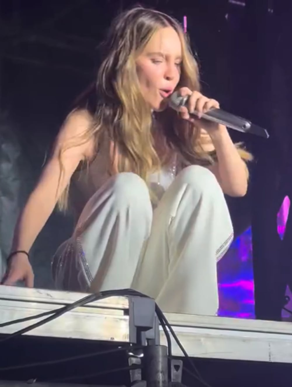 Belinda saltó del escenario para cantar con fan