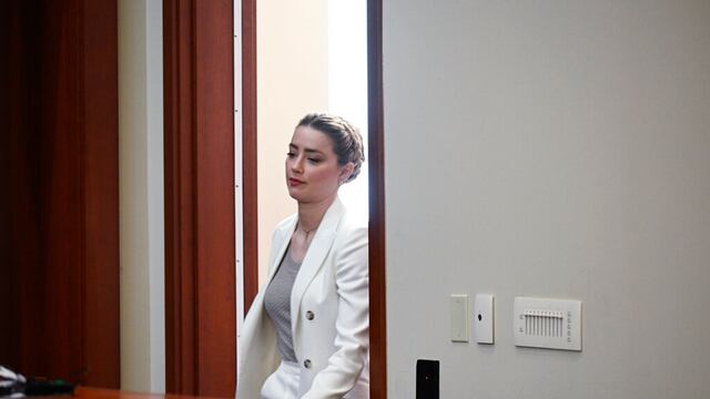 Amber Heard sale del juicio