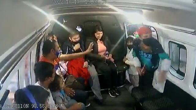 VIDEO: Mujer pide sacar unas fotos de su celular en asalto a combi