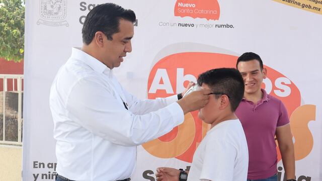 Jesús Nava Rivera entrega 6 mil lentes a estudiantes de Santa Catarina