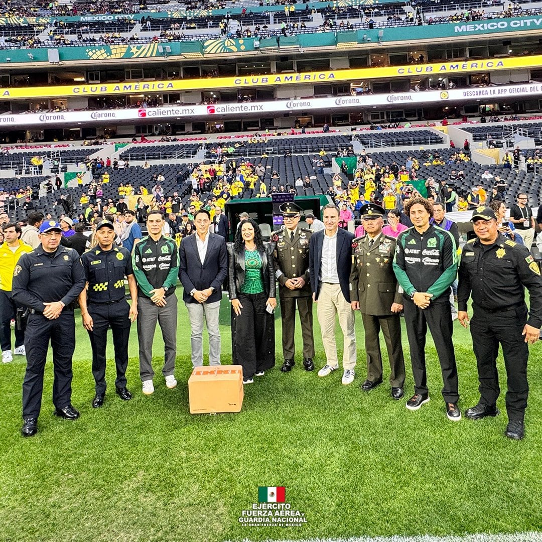Entregan reconocimiento a la Sedena.