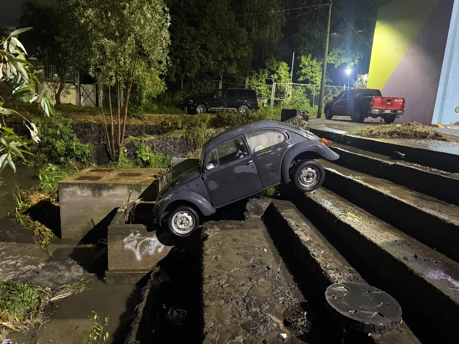 vocho quedó atrapado en las inundaciones de Xochimilco
