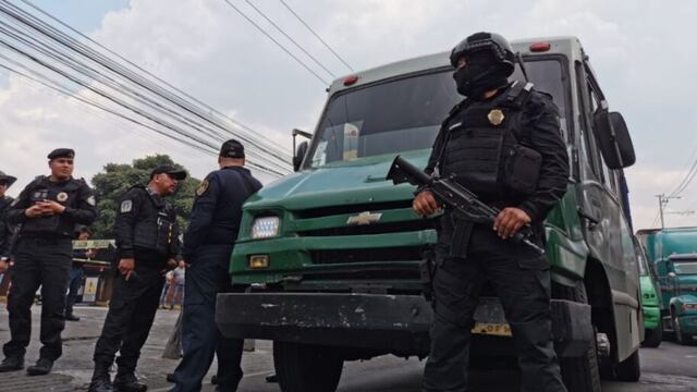 Hombres asesinan a mujer a bordo de un microbús