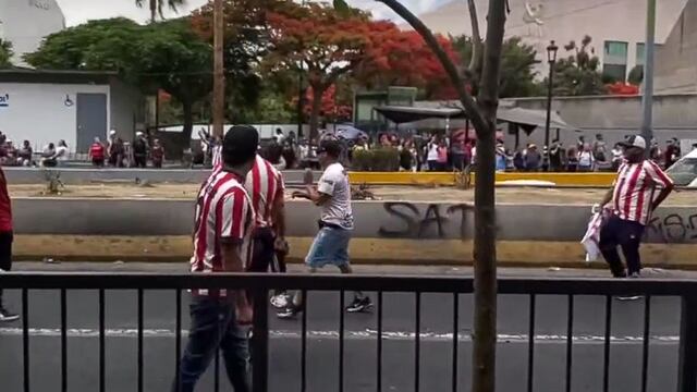 Pelea entre fans de Chivas y Atlas