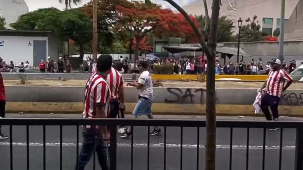 Aficionados de Club Chivas y Atlas FC se enfrentan en calles de Guadalajara