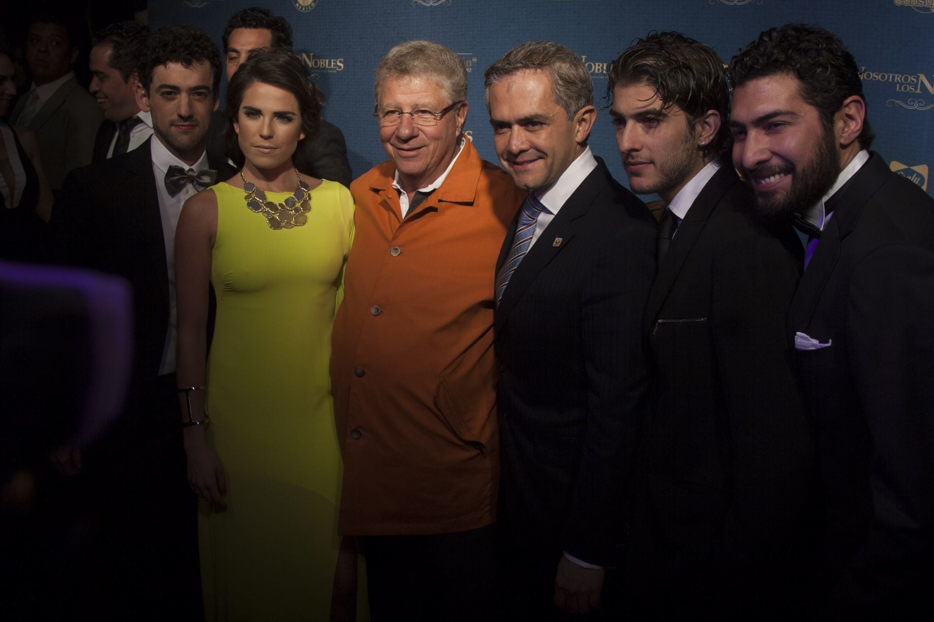 Carlos Alazraki con elenco de 'Nosotros los Nobles' y Mancera