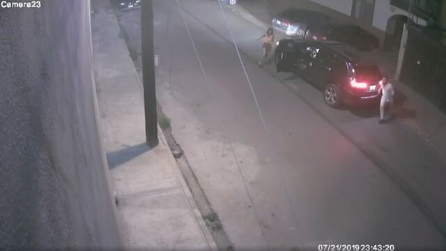 Momento de la agresión contra una mujer en Saltillo.