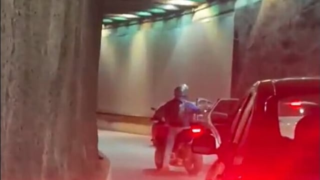 Captan asalto a automovilista en túnel de Santa Fe; queda en video