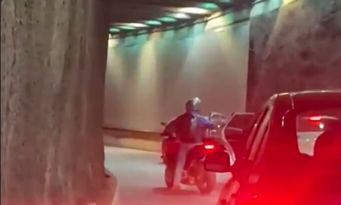 Captan asalto a automovilista en túnel de Santa Fe; queda en video
