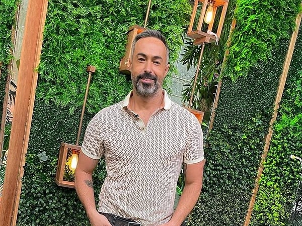 Carlos Arenas, conductor.