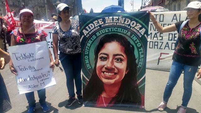 Familia y amigos de Aideé Mendoza en el Zócalo de la Ciudad de México.