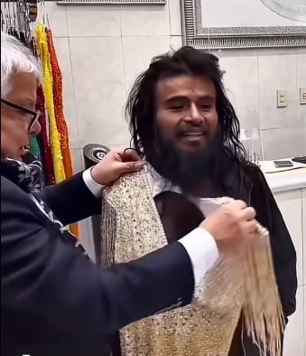 Mitzy se encuentra con la Diva Indigente, para diseñarle su vestido.