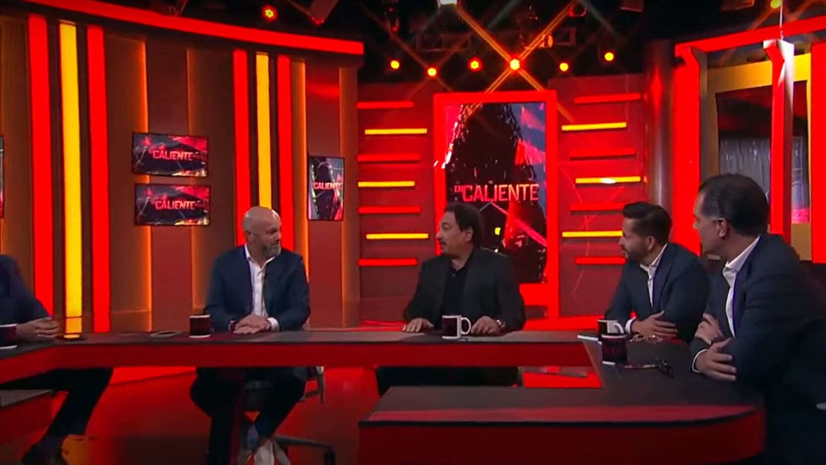 Christian Martinoli y Luis García le ofrecen a Hugo Sánchez fichar con TV Azteca