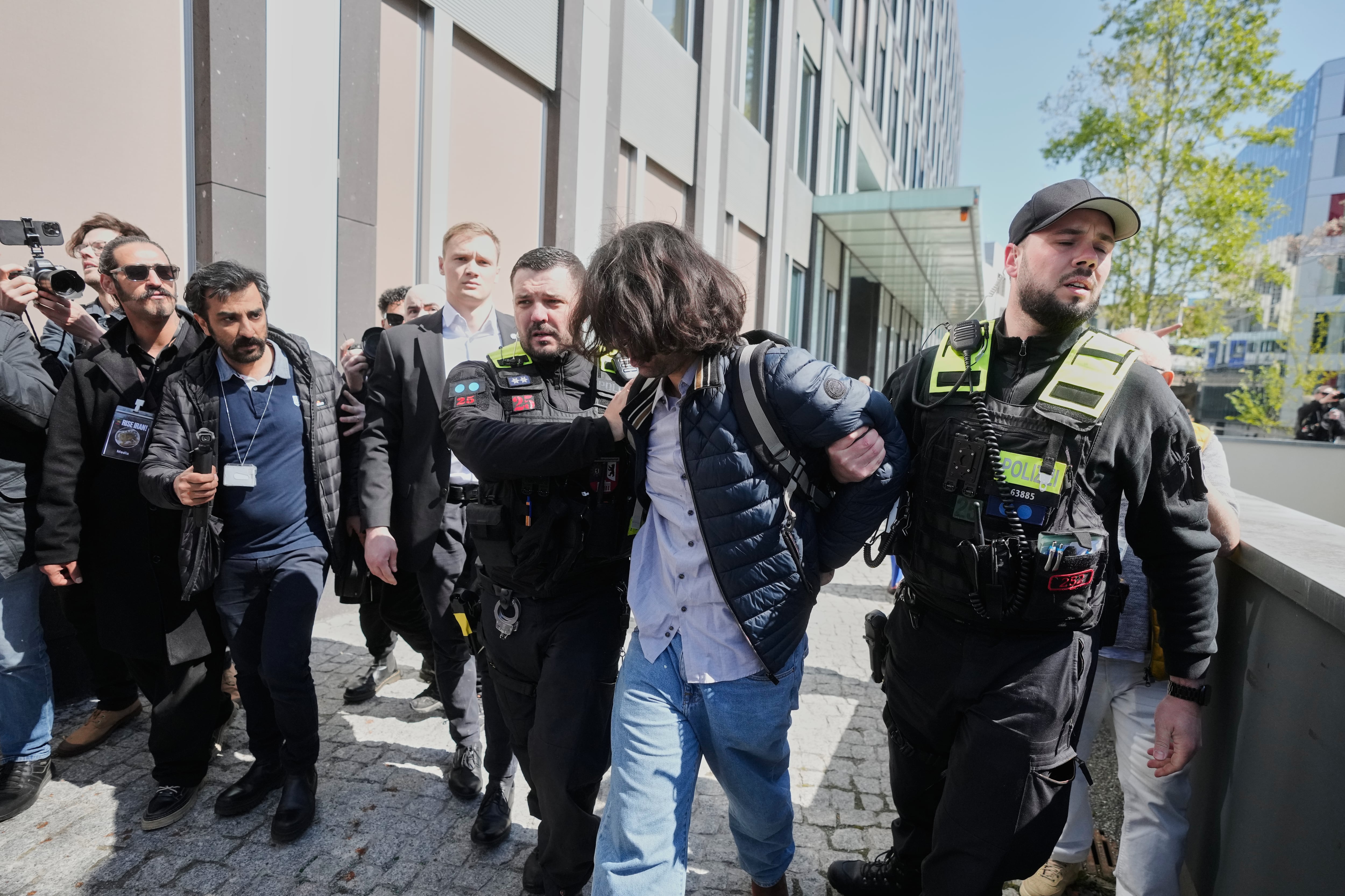 Atacante de Reza Pahlavi, hijo del último sha de Irán.