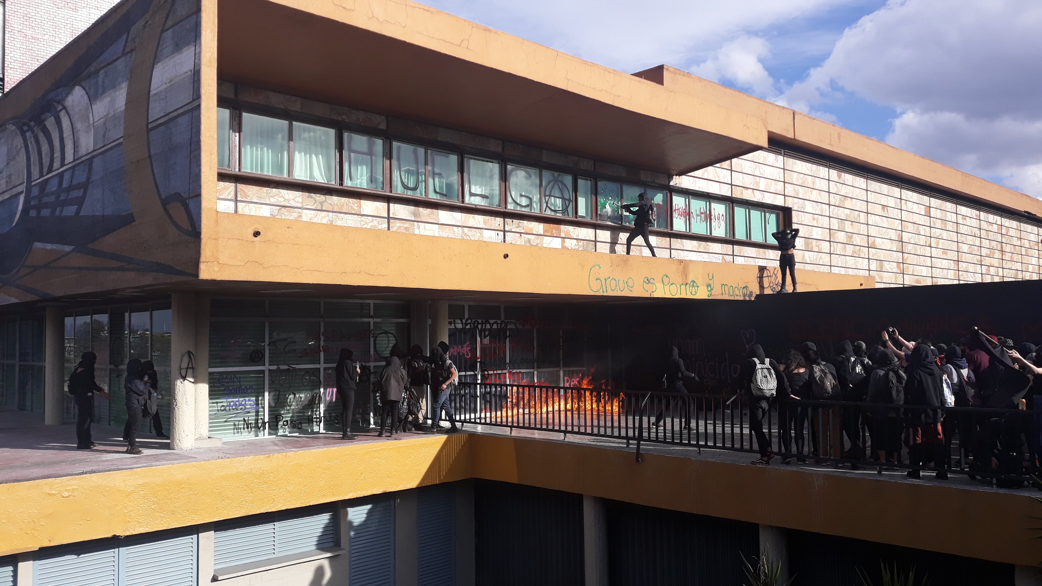 Destrozos en la Torre de Rectoría en marcha de alumnos.