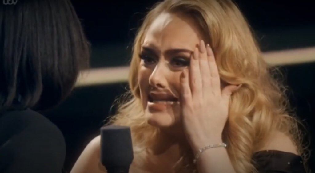 Adele rompe en llanto tras reencontrarse con maestra durante concierto