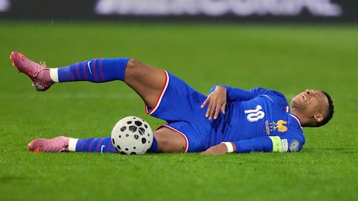 Alarma en el Real Madrid: Kylian Mbappé salió lesionado en el Francia vs Azerbaiyán