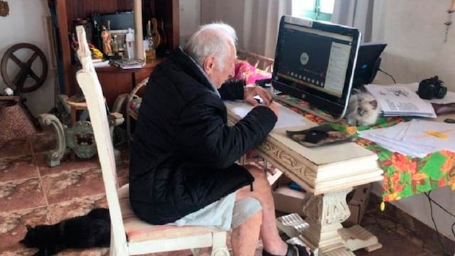 Abuelo toma clases en línea para ser arquitecto