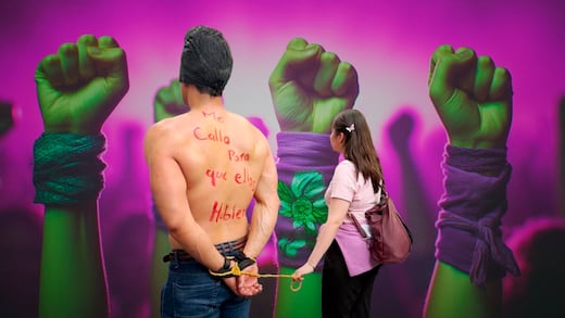 Va a marcha del 8M y termina exhibido como deudor alimentario