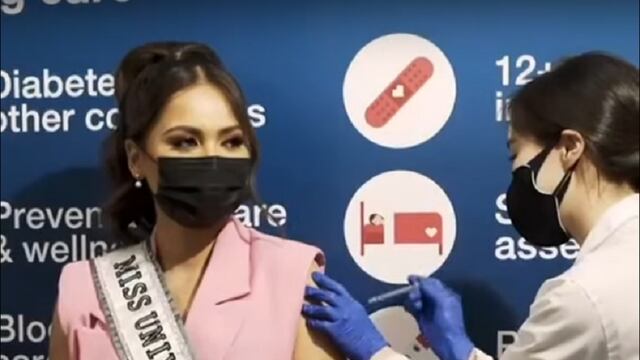 Andrea Meza se vacuna contra el Covid-19