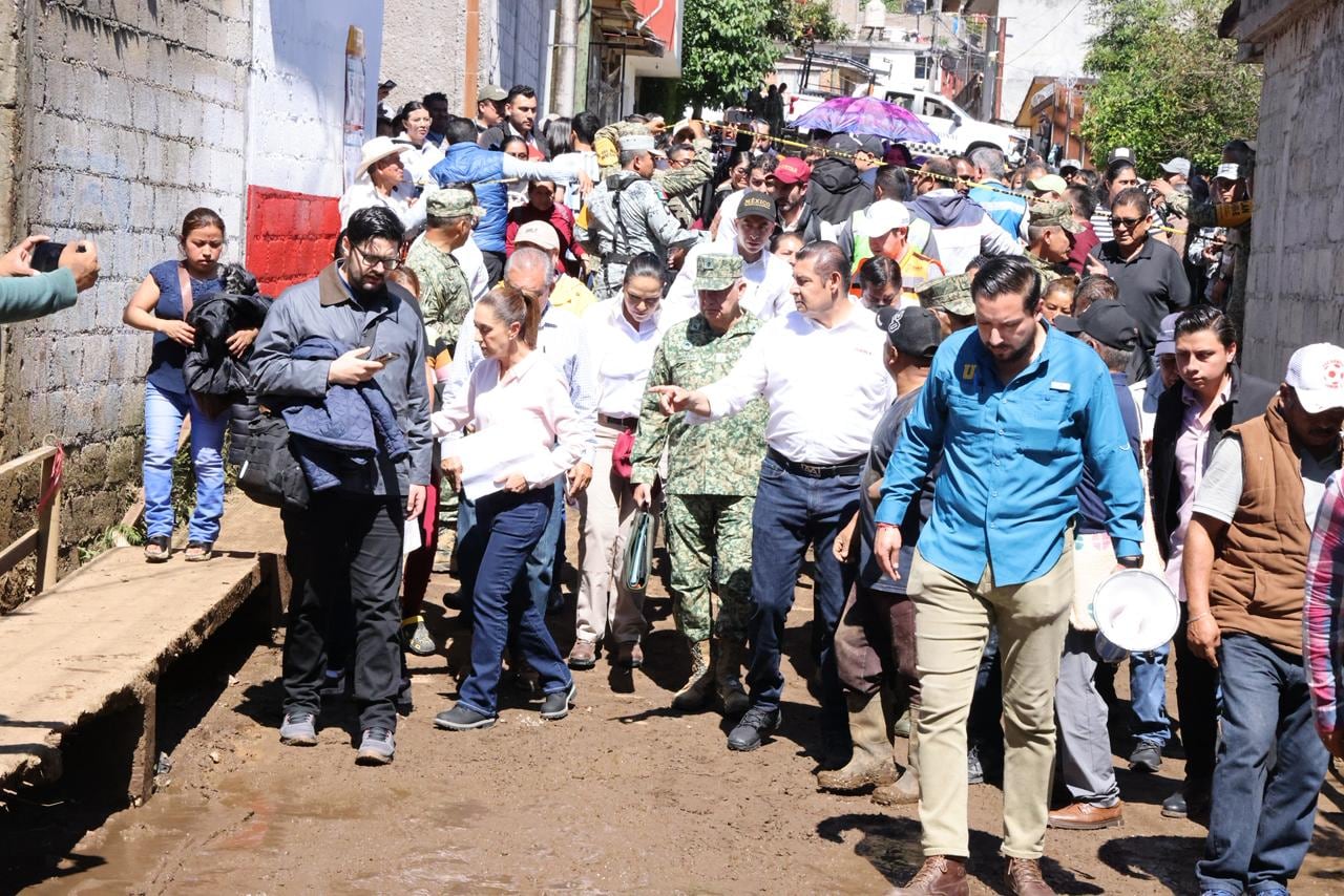 Claudia Sheinbaum y Alejandro Armenta atienden a familias damnificadas en Huachinango.