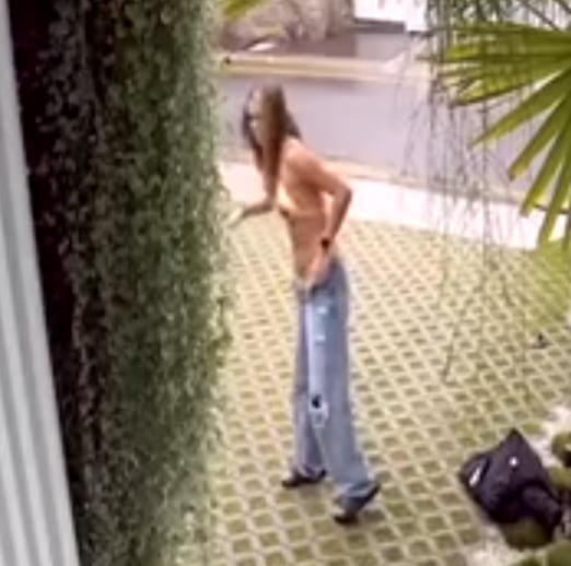 Influencer cachada tomándose fotos en mansión que no es de ella