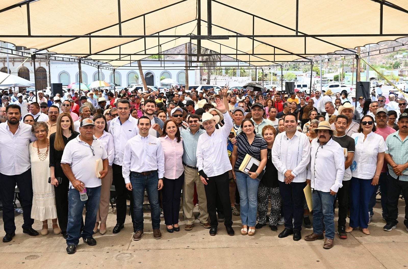 Alfonso Durazo dialoga con pescadores en Bahía de Lobos