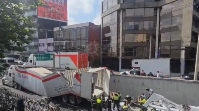 Continúan maniobras de retiro de tráiler atorado en Viaducto