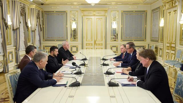 David Cameron, ministro de relaciones exteriores británico visita Ucrania