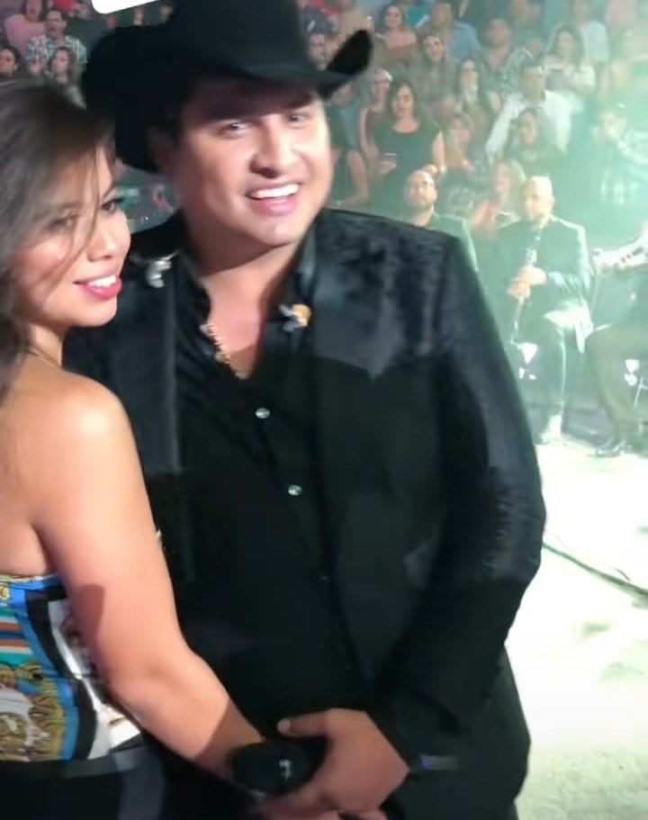 Julión Álvarez vive incómodo momento con una fan que lo acosó en pleno concierto