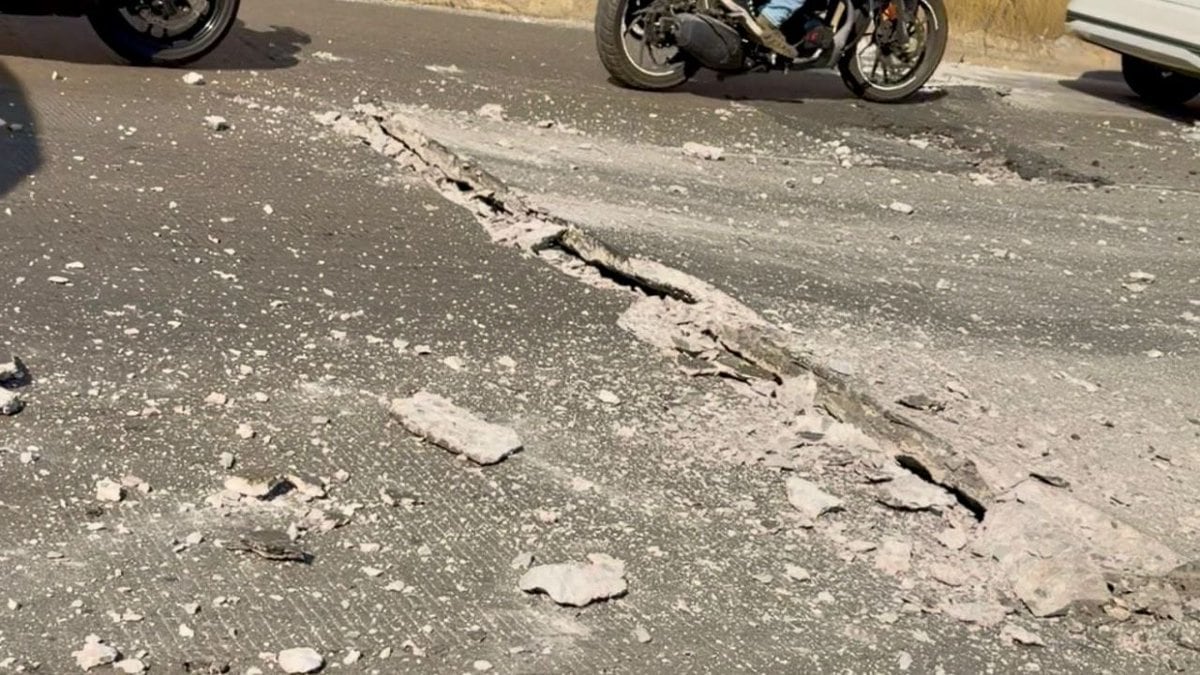 Se abre grieta en Circuito Interior de CDMX y se fractura el concreto hidráulico