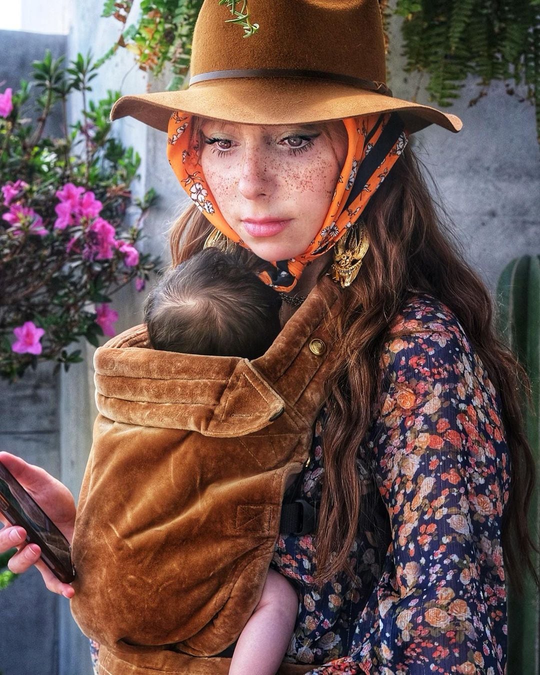 Natalia Téllez cargando a Emilia