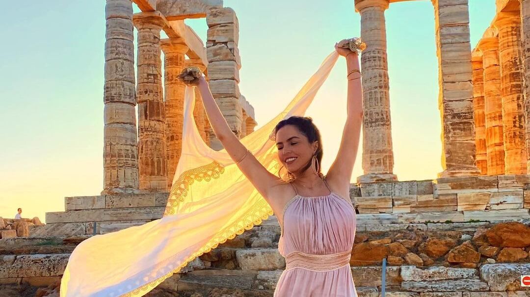Karla Díaz rompe las reglas en Grecia; la expulsan del Templo de Poseidón
