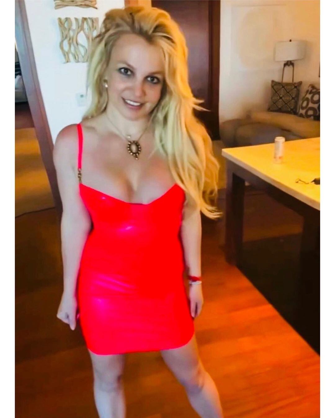 Britney Spears posando con vestido rojo.