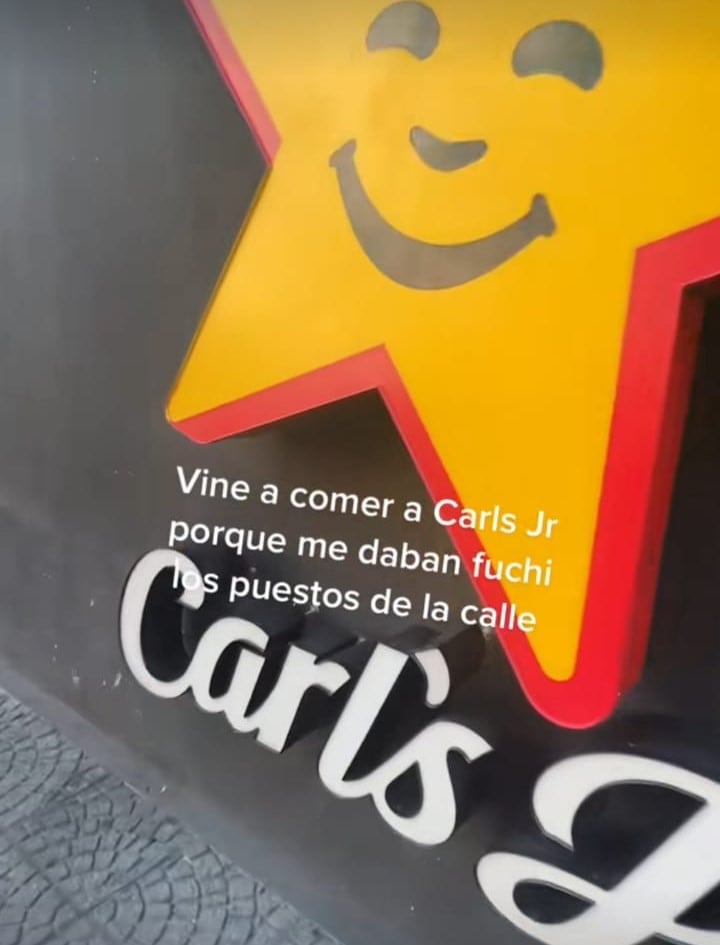 Encuentra cucaracha en hamburguesa de Carl´s Jr