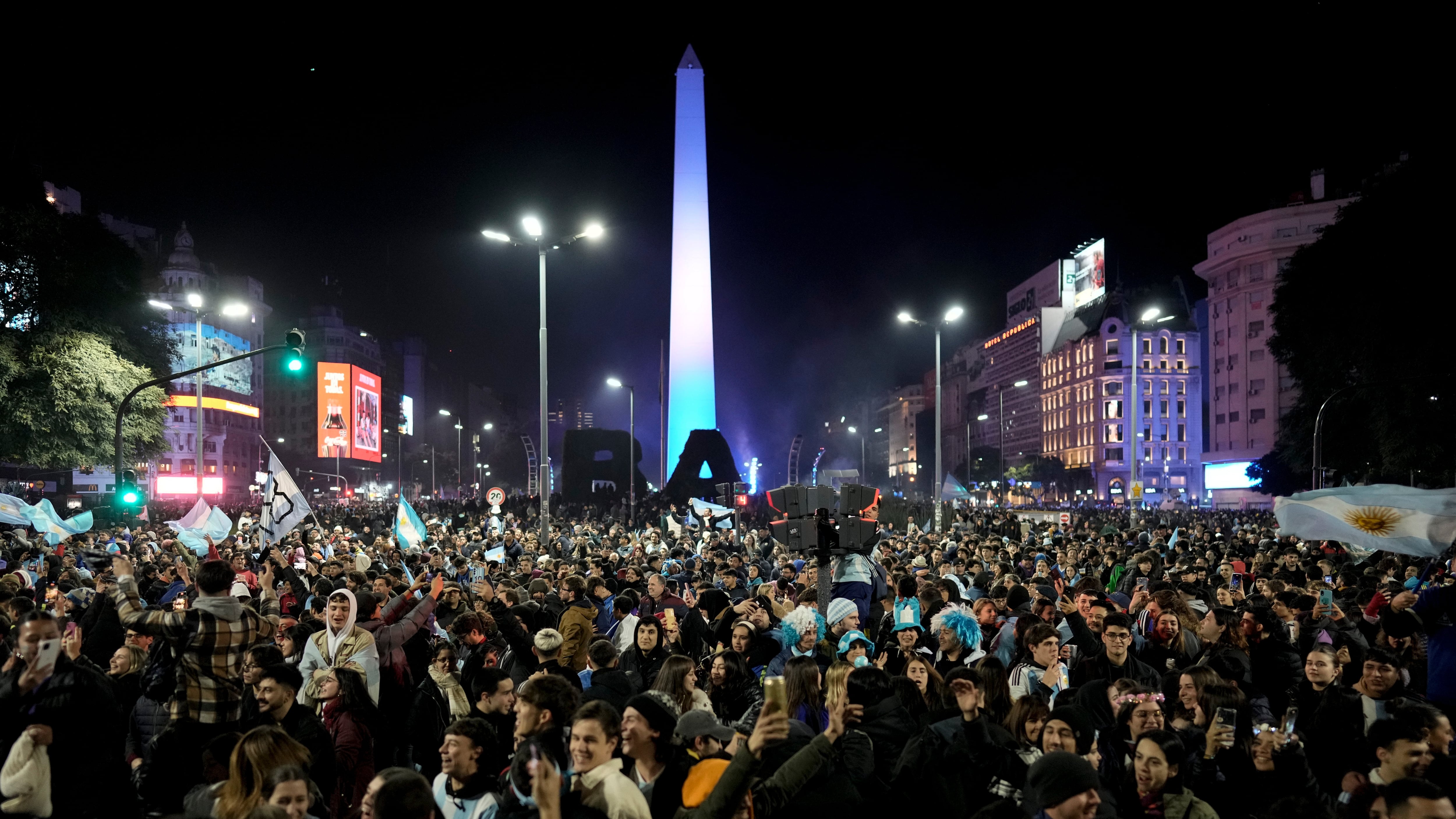 Muere aficionado argentino durante partido de la Copa América: “Cayó al vacío”