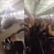 El techo de un Boeing 737 se desploma durante una turbulencia y aterroriza a pasajeros