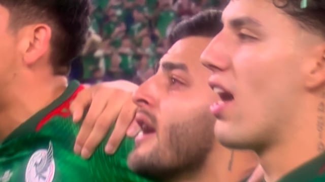 Alexis Vega llora al momento del himno