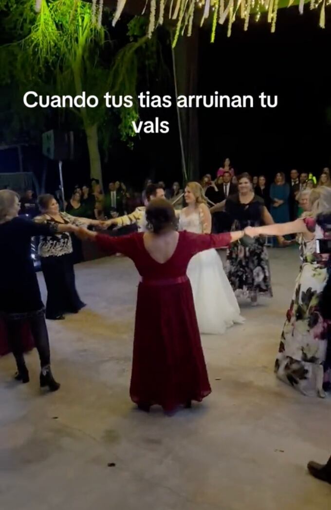 Tías arruinan el vals de una boda