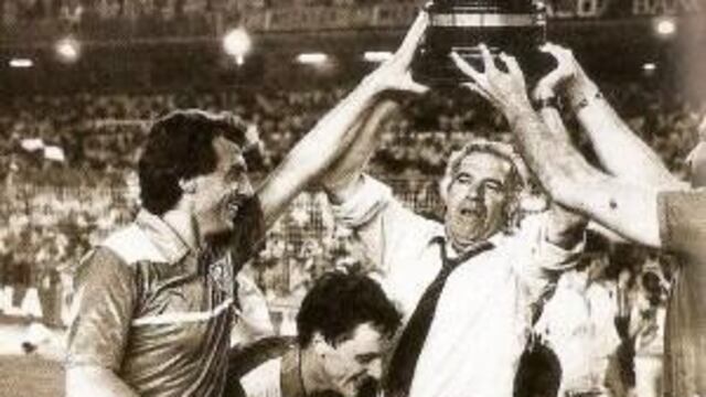 Aragonés levantando la Copa del Rey junto Hugo Sánchez con la "9".