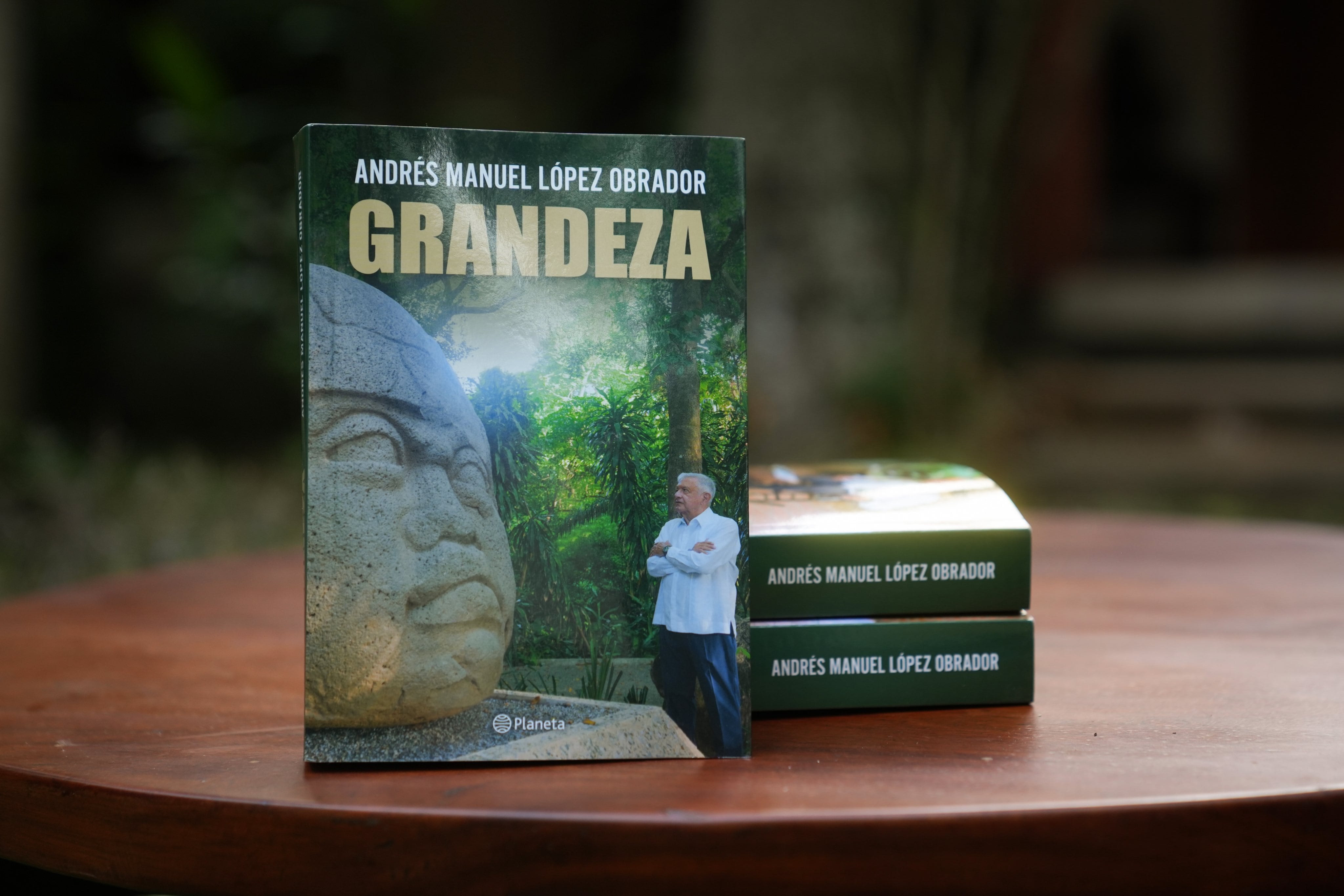 "Grandeza", el libro de AMLO