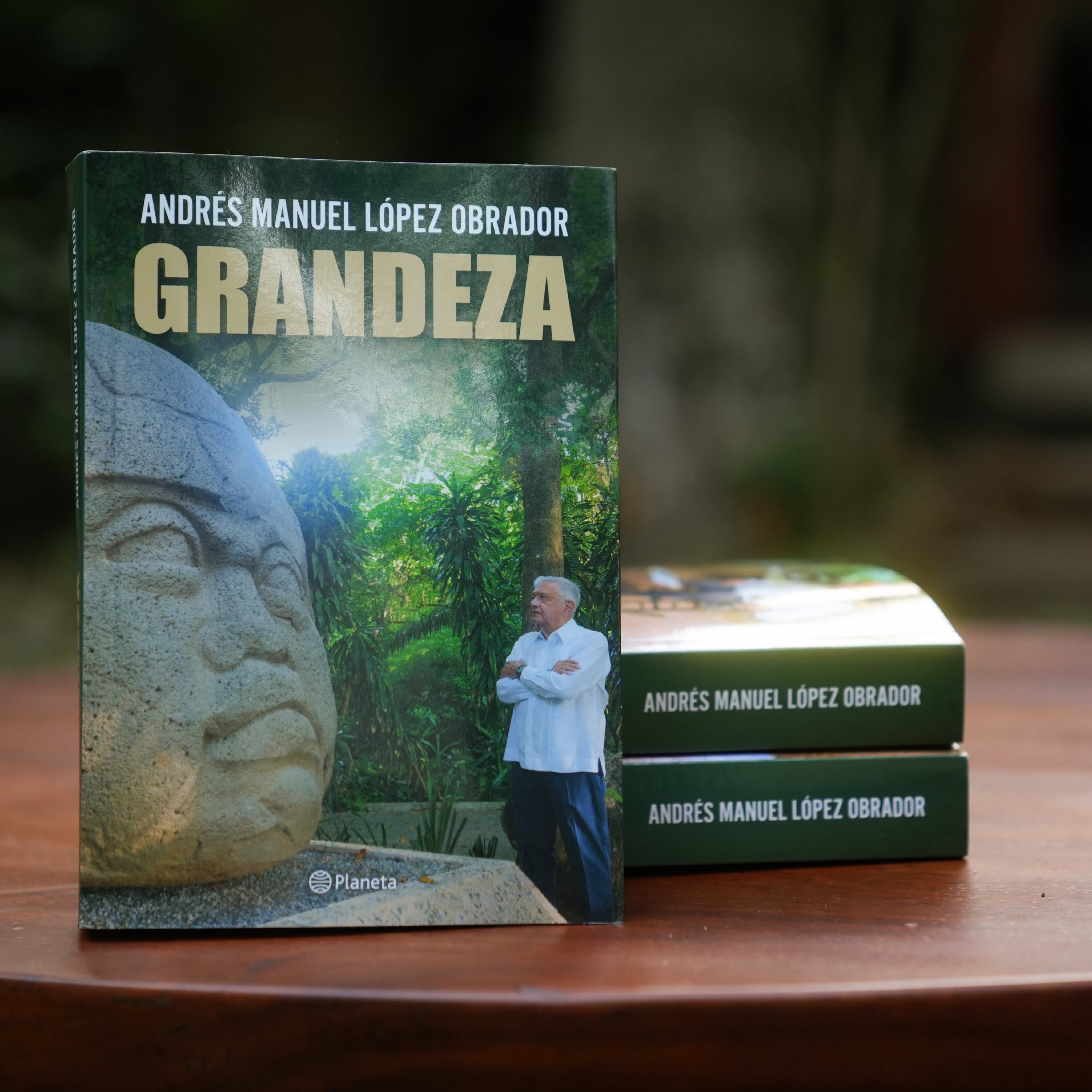 Así repartió Adán Augusto López el libro ‘Grandeza’ de AMLO entre los senadores de Morena