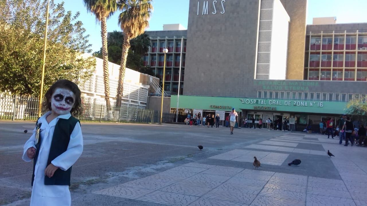 Niña disfrazada del Joker de Heath Ledger