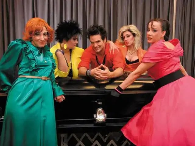 Mónica Huarte, Pía Aun, Andrés Zuno, Mariana Treviño y Natalia Sosa; elenco original de Mentiras, El musical