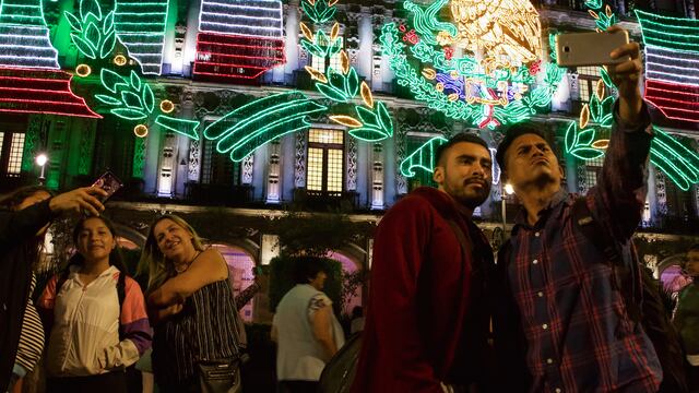 Luces en el Zócalo por el mes patrio.