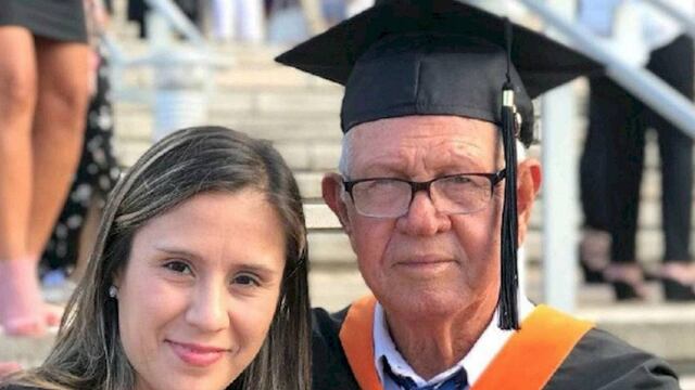 Ismael Mejías Soto el día de su graduación, junto a una de sus hijas.